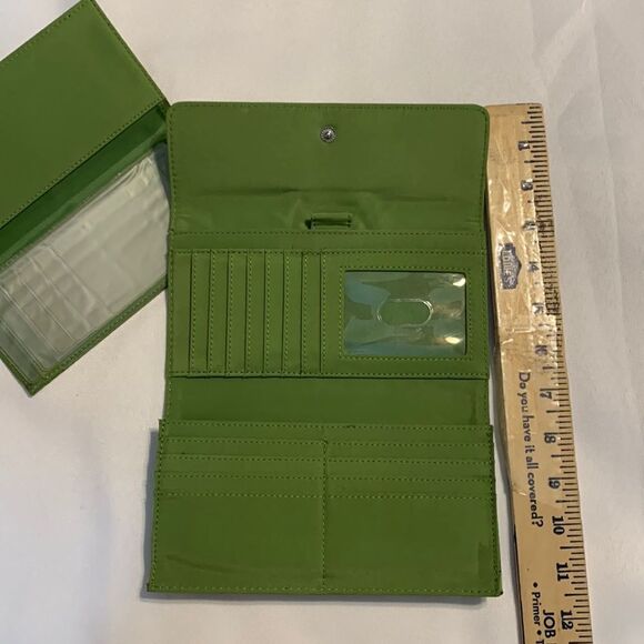 Nine West green wallet.  EUC no flaws - Picture 4 of 6